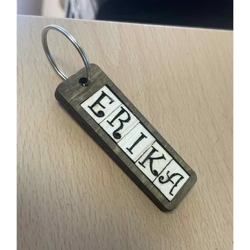 Gravírozott fa neves kulcstartók