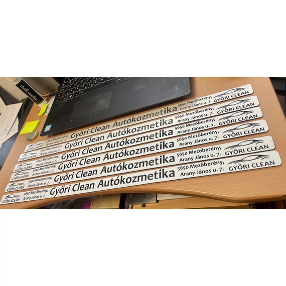 Gravírozott rendszámtábla keret