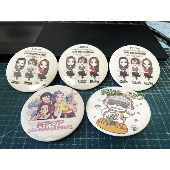 Hűtőmágnesek, jelvények