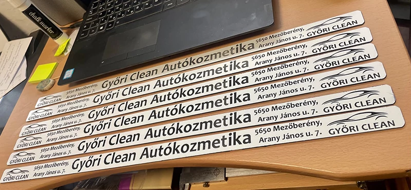 Gravírozott rendszámtábla keret