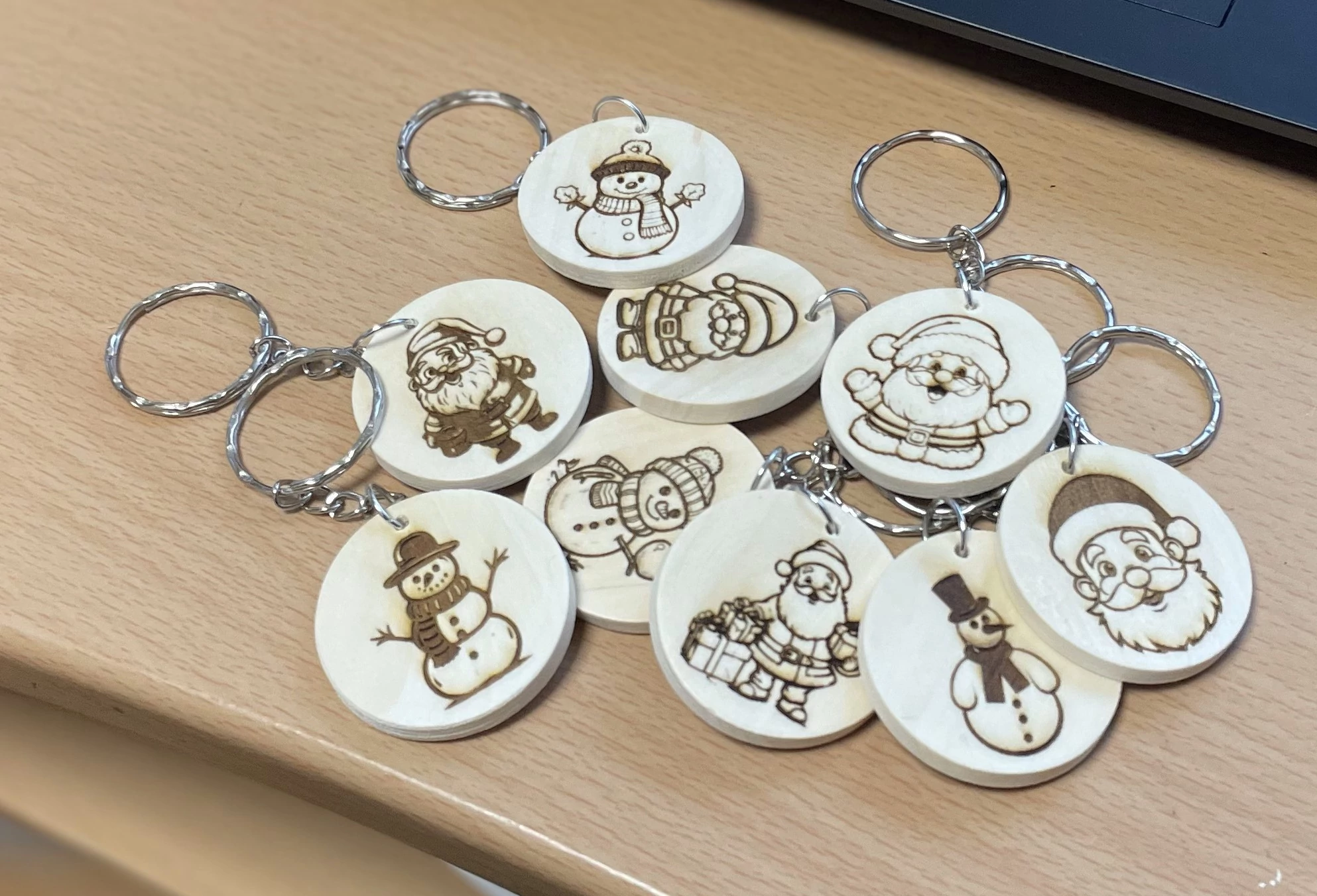 Gravírozott fa kulcstartók