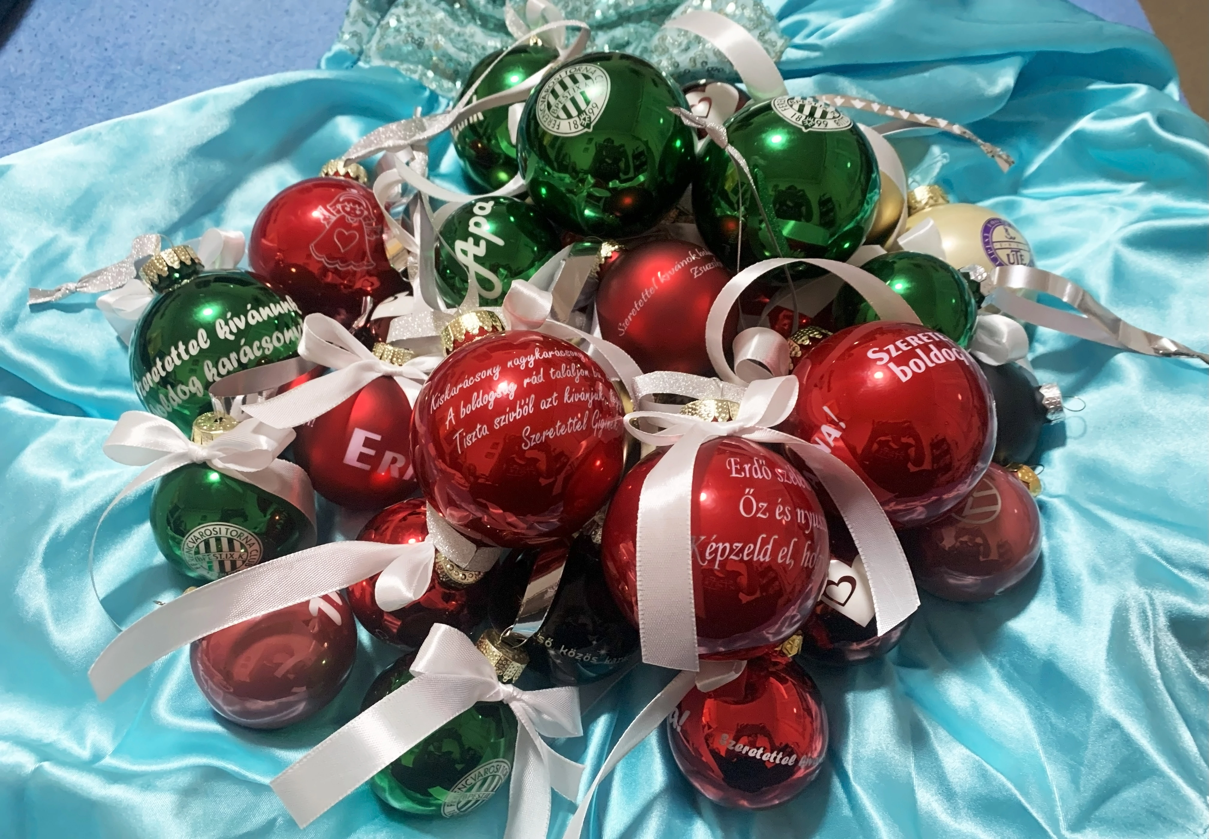 Gravírozott karácsonyfagömbök