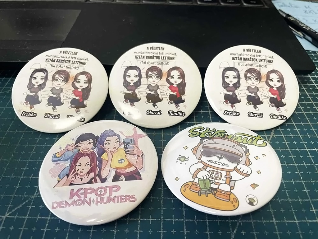 Hűtőmágnesek, jelvények